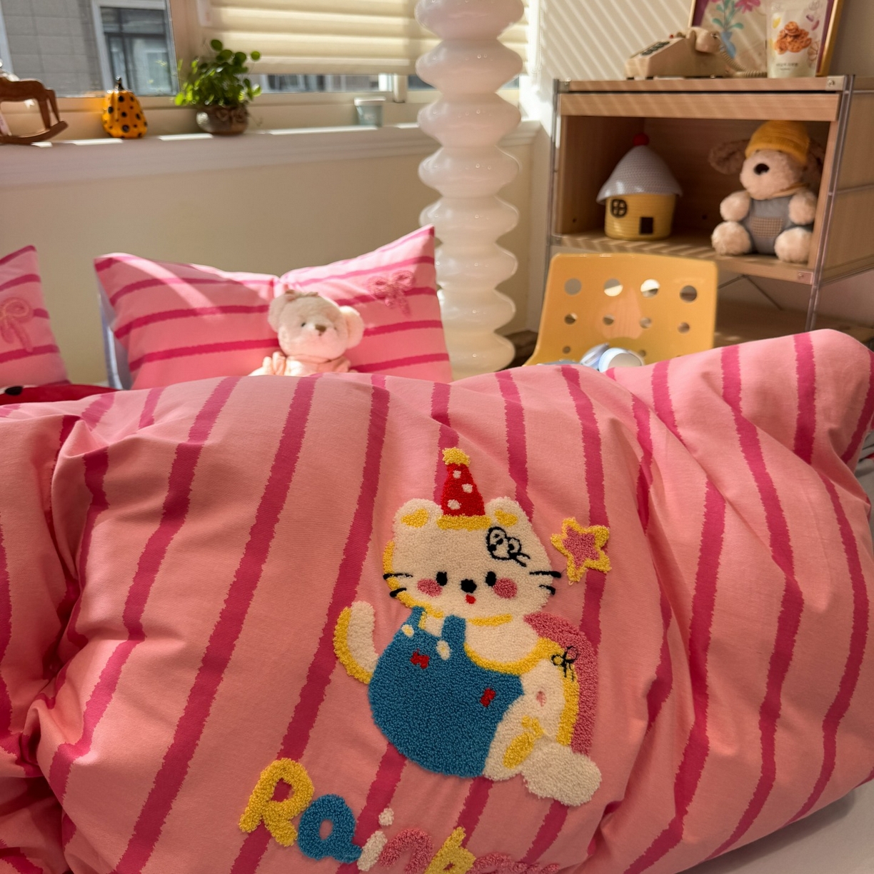 91家纺网 家纺一手货源 找家纺 觅糖家纺 2025新款全棉磨毛原创毛巾绣系列四件套 粉红小猫