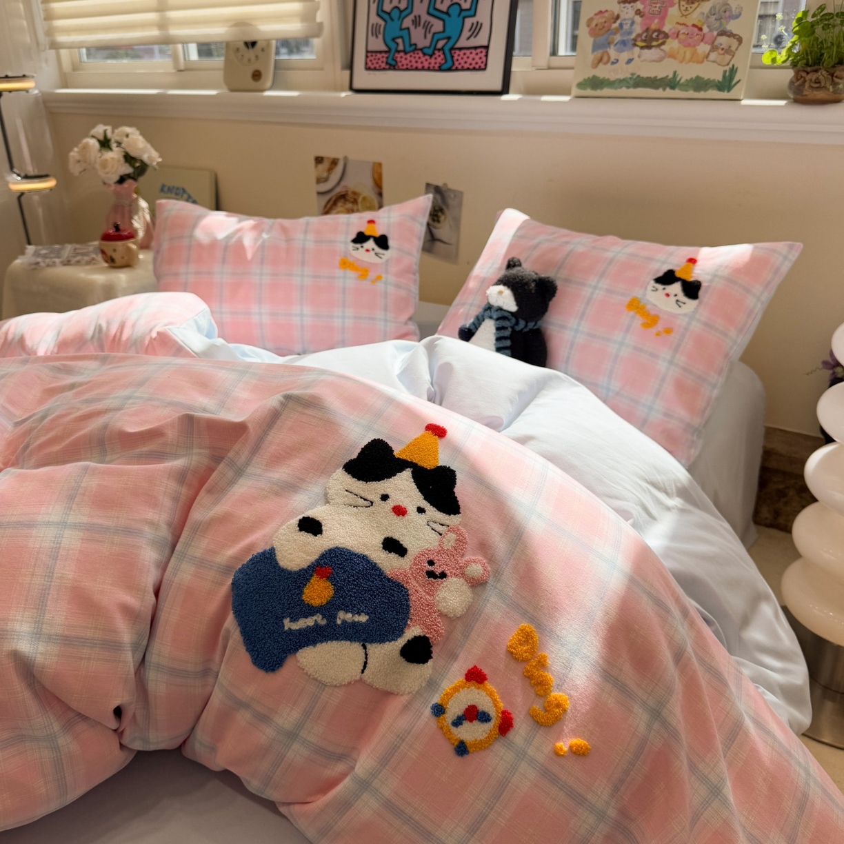 91家纺网 家纺一手货源 找家纺 觅糖家纺 2025新款全棉磨毛原创毛巾绣系列四件套 粉格子小猫