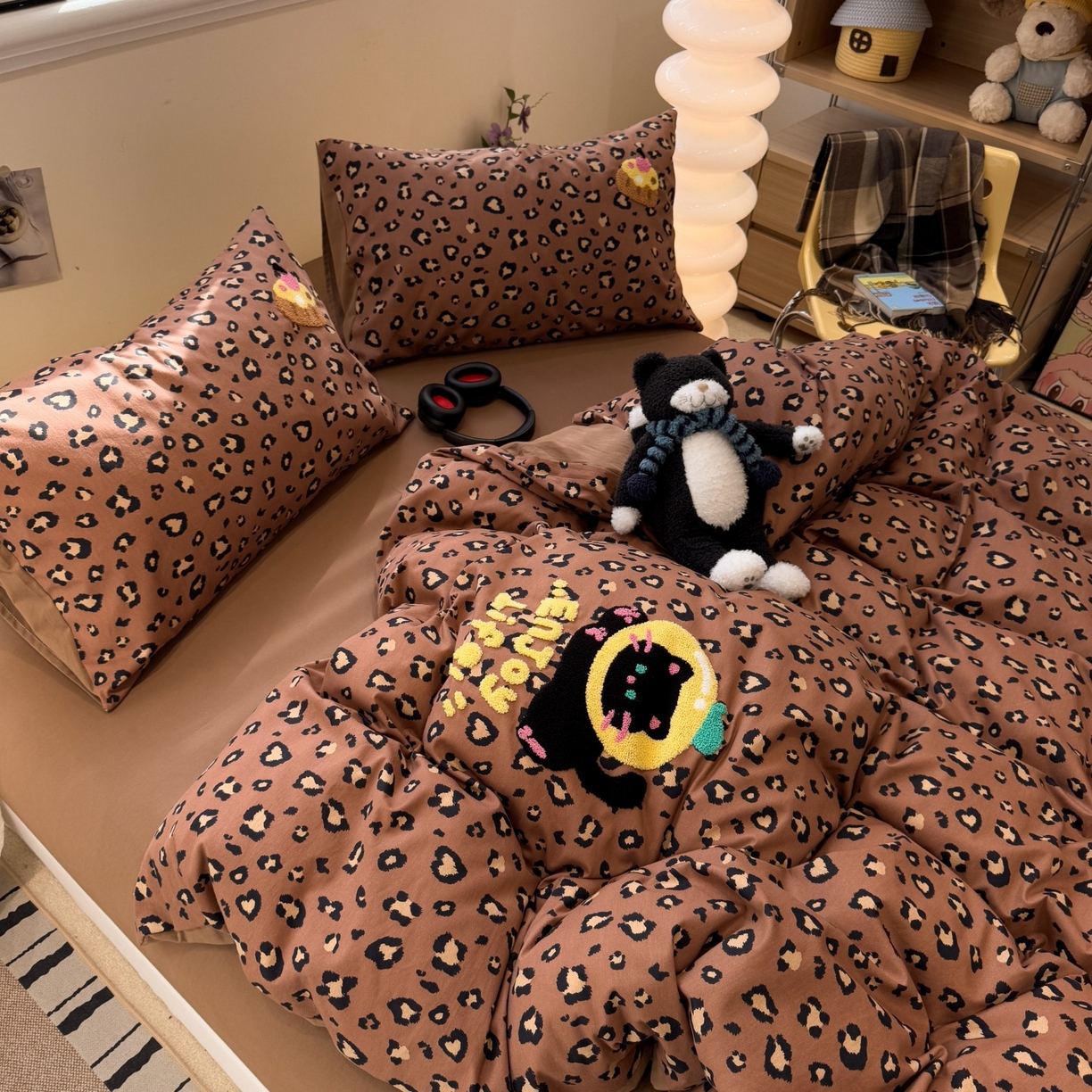 91家纺网 家纺一手货源 找家纺 觅糖家纺 2025新款全棉磨毛原创毛巾绣系列四件套 豹纹小猫