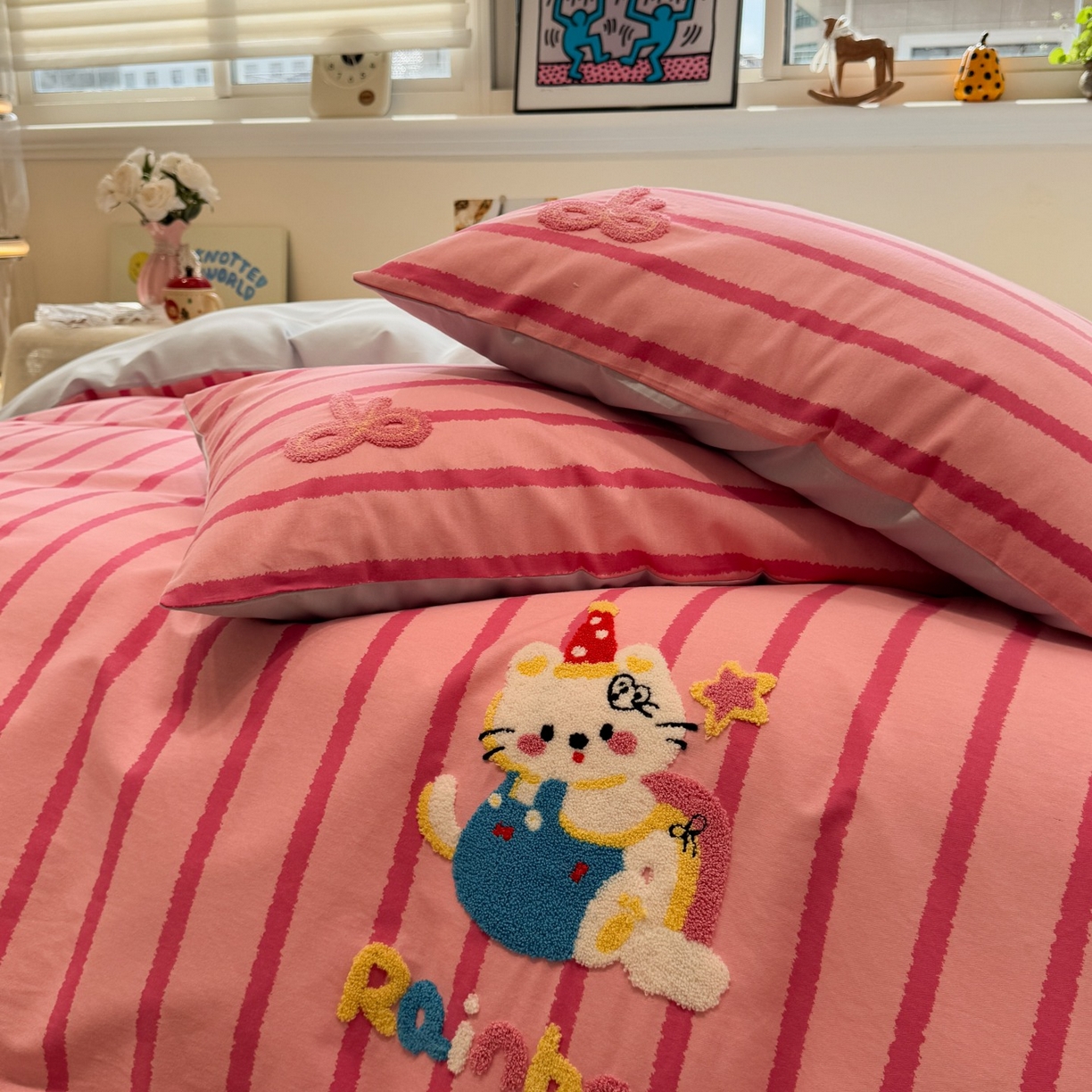 91家纺网 家纺一手货源 找家纺 觅糖家纺 2025新款全棉磨毛原创毛巾绣系列四件套 粉红小猫