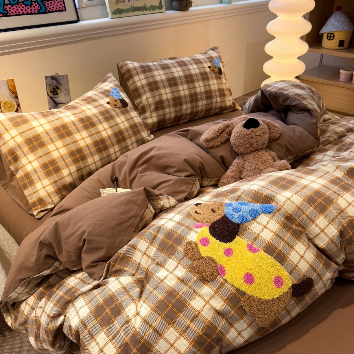 91家纺网 家纺一手货源 找家纺 觅糖家纺 2025新款全棉磨毛原创毛巾绣系列四件套 腊肠狗狗