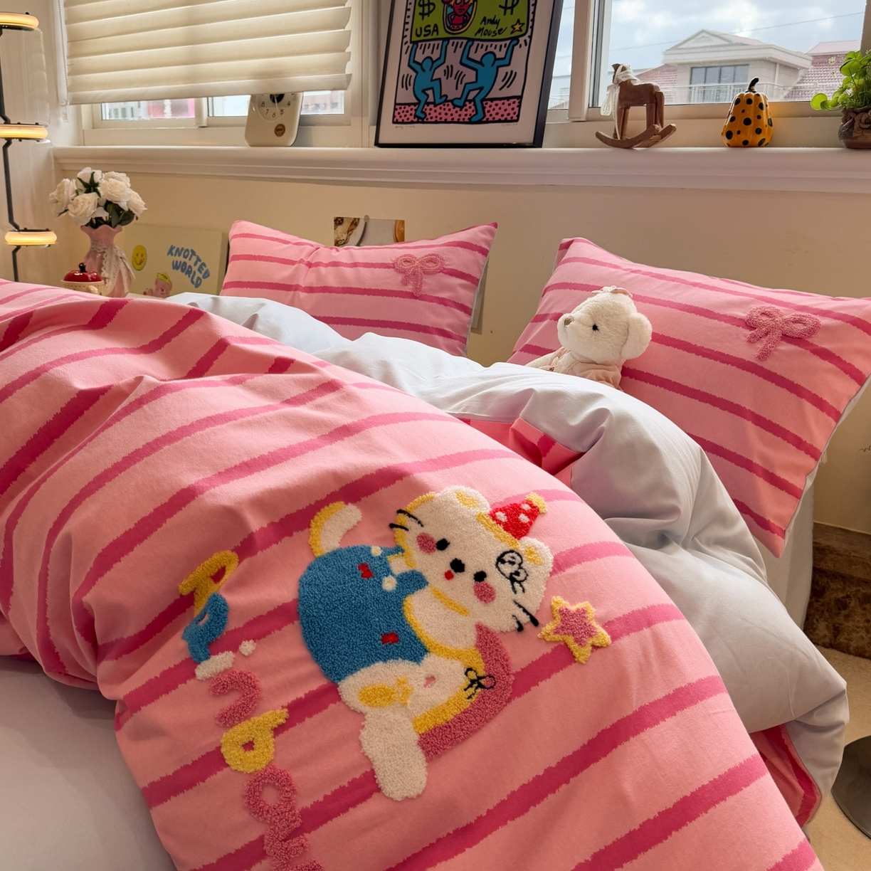 91家纺网 家纺一手货源 找家纺 觅糖家纺 2025新款全棉磨毛原创毛巾绣系列四件套 粉红小猫