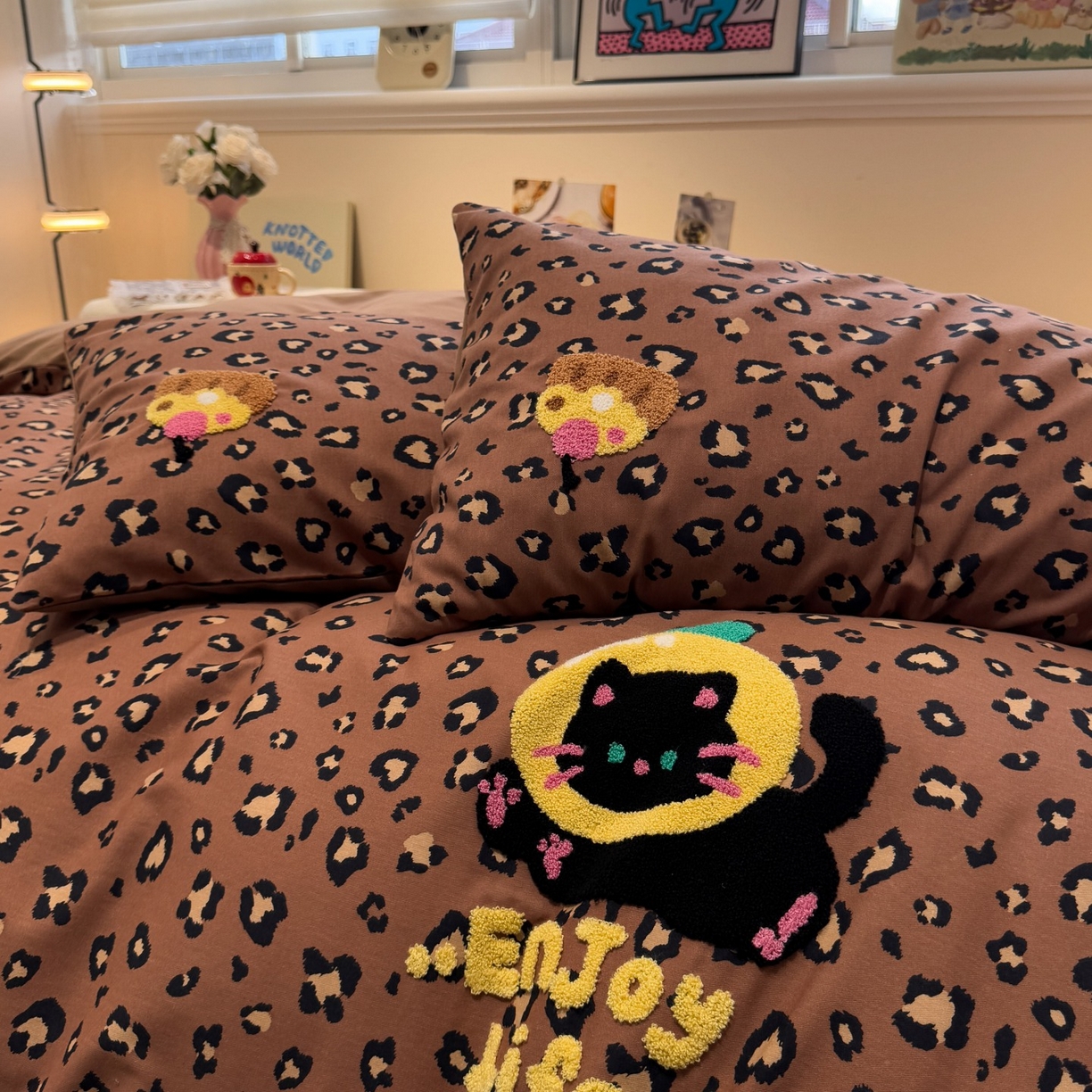 91家纺网 家纺一手货源 找家纺 觅糖家纺 2025新款全棉磨毛原创毛巾绣系列四件套 豹纹小猫