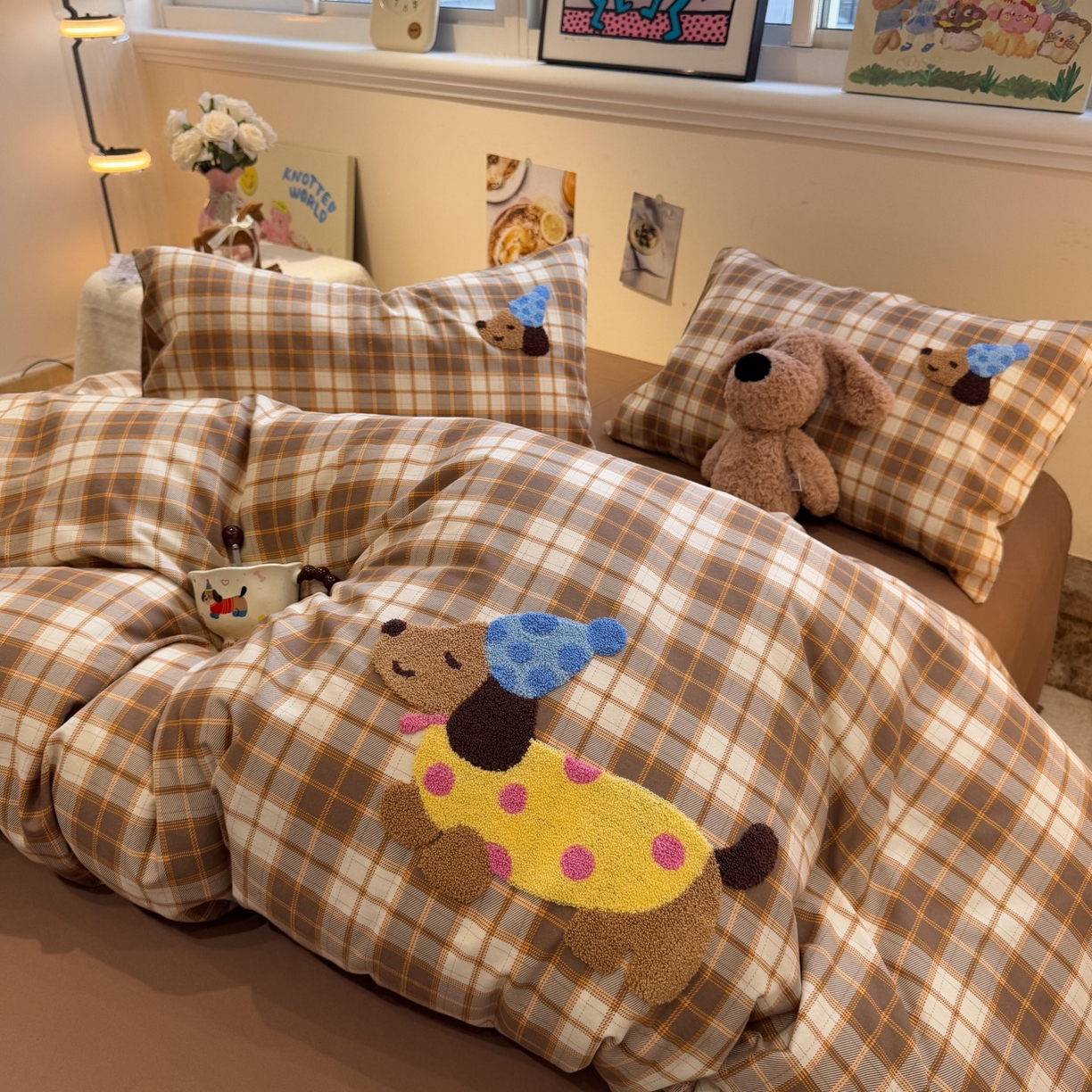 91家纺网 家纺一手货源 找家纺 觅糖家纺 2025新款全棉磨毛原创毛巾绣系列四件套 腊肠狗狗