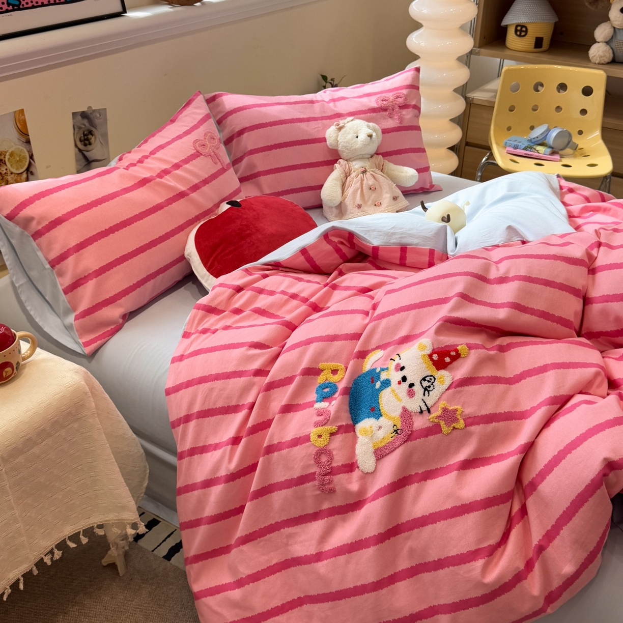 91家纺网 家纺一手货源 找家纺 觅糖家纺 2025新款全棉磨毛原创毛巾绣系列四件套 粉红小猫