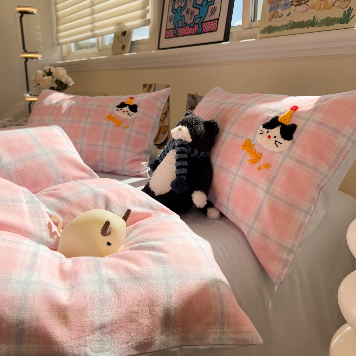 91家纺网 家纺一手货源 找家纺 觅糖家纺 2025新款全棉磨毛原创毛巾绣系列四件套 粉格子小猫