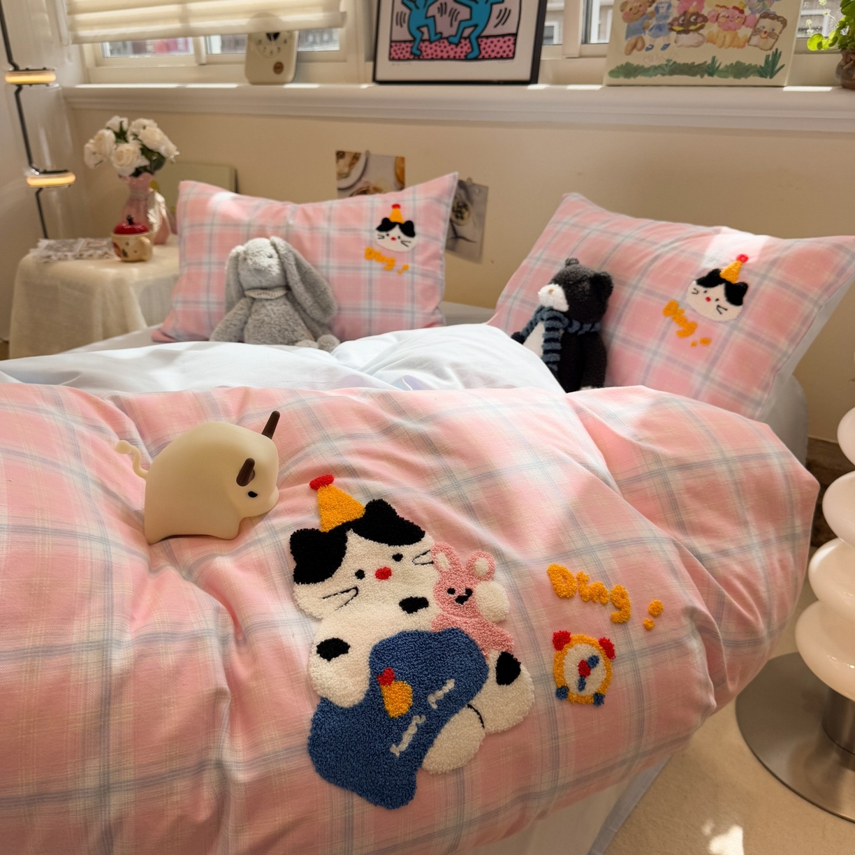 91家纺网 家纺一手货源 找家纺 觅糖家纺 2025新款全棉磨毛原创毛巾绣系列四件套 粉格子小猫