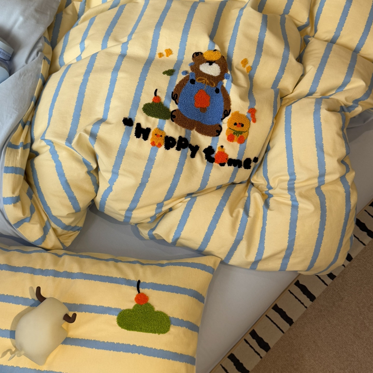 91家纺网 家纺一手货源 找家纺 觅糖家纺 2025新款全棉磨毛原创毛巾绣系列四件套 欢乐小熊