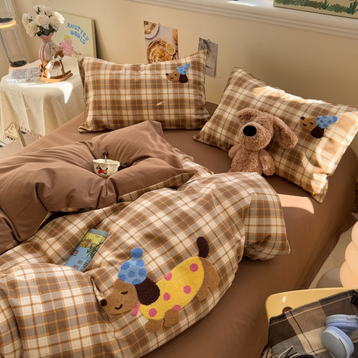 91家纺网 家纺一手货源 找家纺 觅糖家纺 2025新款全棉磨毛原创毛巾绣系列四件套 腊肠狗狗