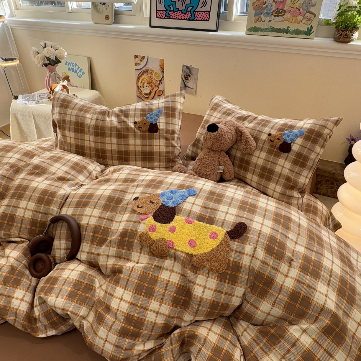 91家纺网 家纺一手货源 找家纺 觅糖家纺 2025新款全棉磨毛原创毛巾绣系列四件套 腊肠狗狗