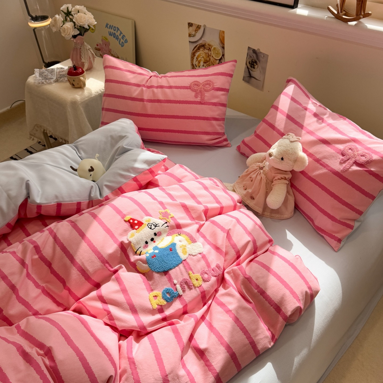 91家纺网 家纺一手货源 找家纺 觅糖家纺 2025新款全棉磨毛原创毛巾绣系列四件套 粉红小猫