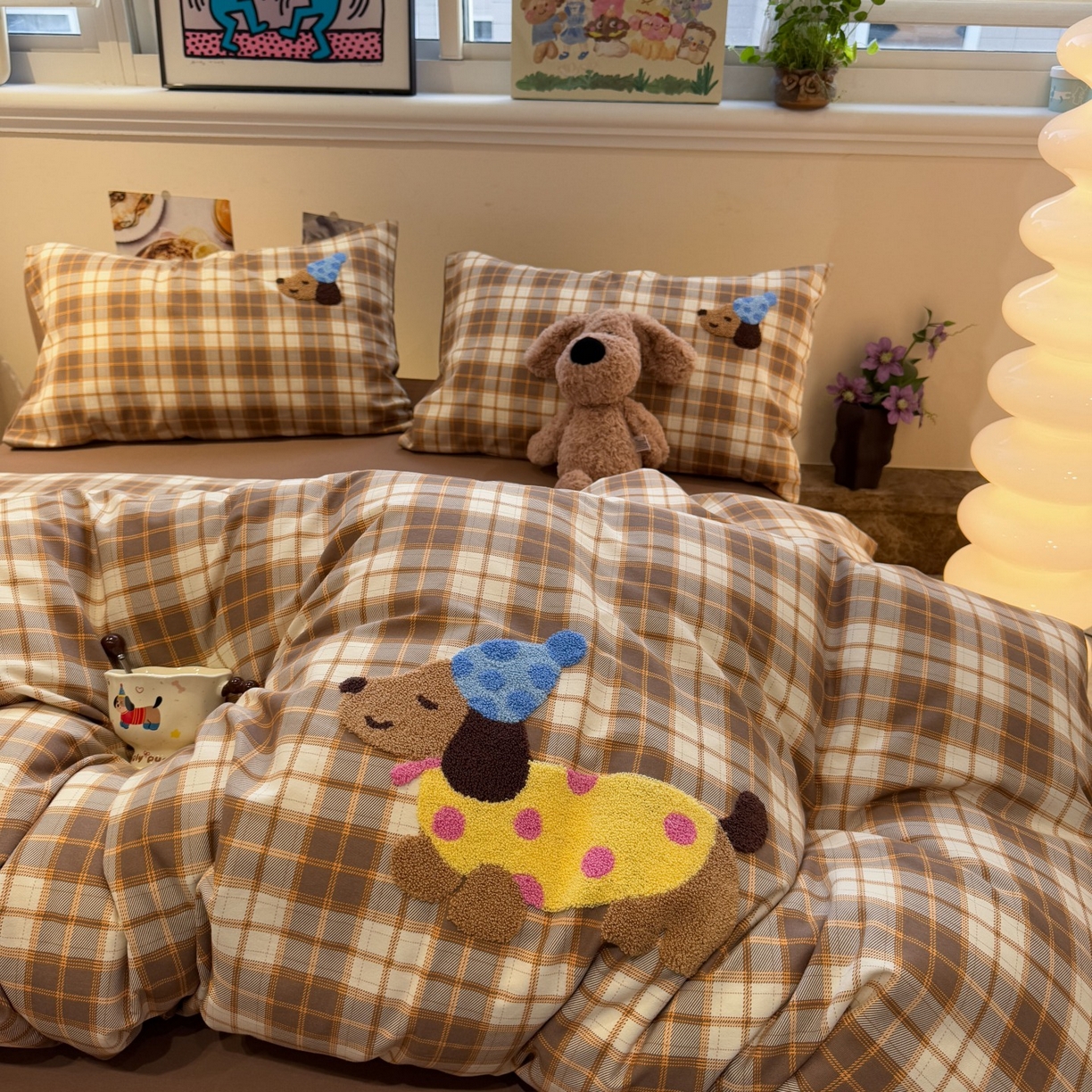 91家纺网 家纺一手货源 找家纺 觅糖家纺 2025新款全棉磨毛原创毛巾绣系列四件套 腊肠狗狗