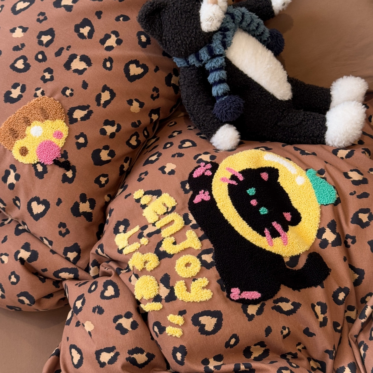 91家纺网 家纺一手货源 找家纺 觅糖家纺 2025新款全棉磨毛原创毛巾绣系列四件套 豹纹小猫