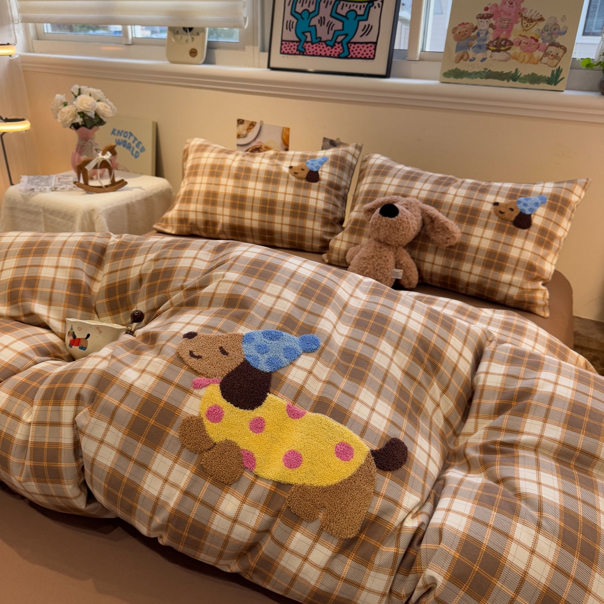 91家纺网 家纺一手货源 找家纺 觅糖家纺 2025新款全棉磨毛原创毛巾绣系列四件套 腊肠狗狗