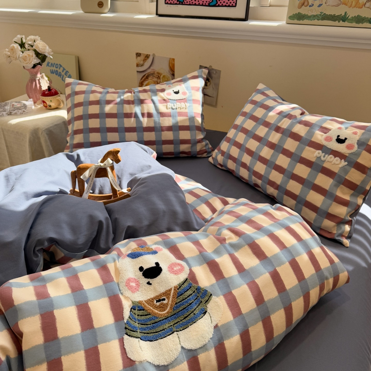 91家纺网 家纺一手货源 找家纺 觅糖家纺 2025新款全棉磨毛原创毛巾绣系列四件套 蓝格西高地