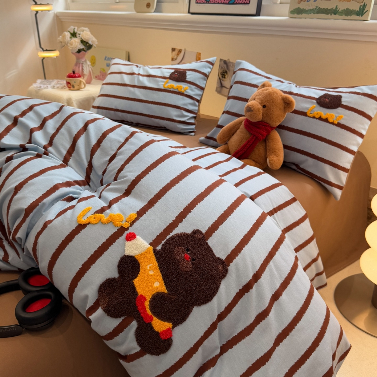 91家纺网 家纺一手货源 找家纺 觅糖家纺 2025新款全棉磨毛原创毛巾绣系列四件套 蜡笔小熊