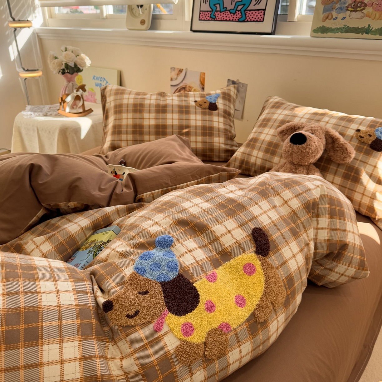 91家纺网 家纺一手货源 找家纺 觅糖家纺 2025新款全棉磨毛原创毛巾绣系列四件套 腊肠狗狗