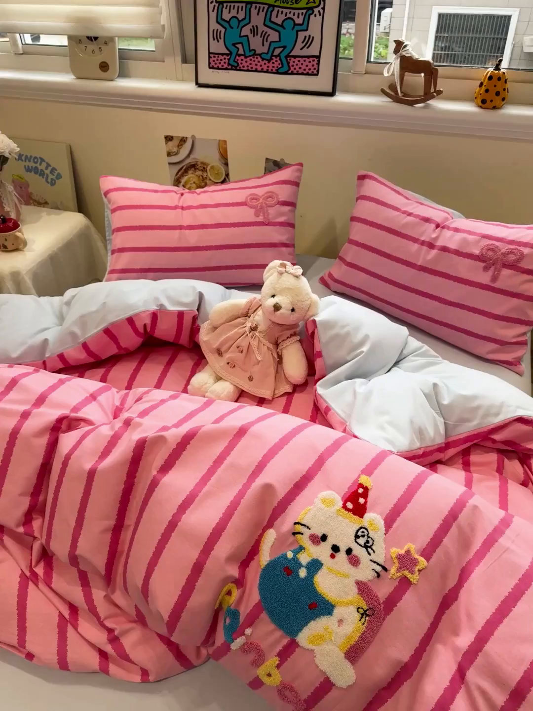 91家纺网 家纺一手货源 找家纺 觅糖家纺 2025新款全棉磨毛原创毛巾绣系列四件套 粉红小猫