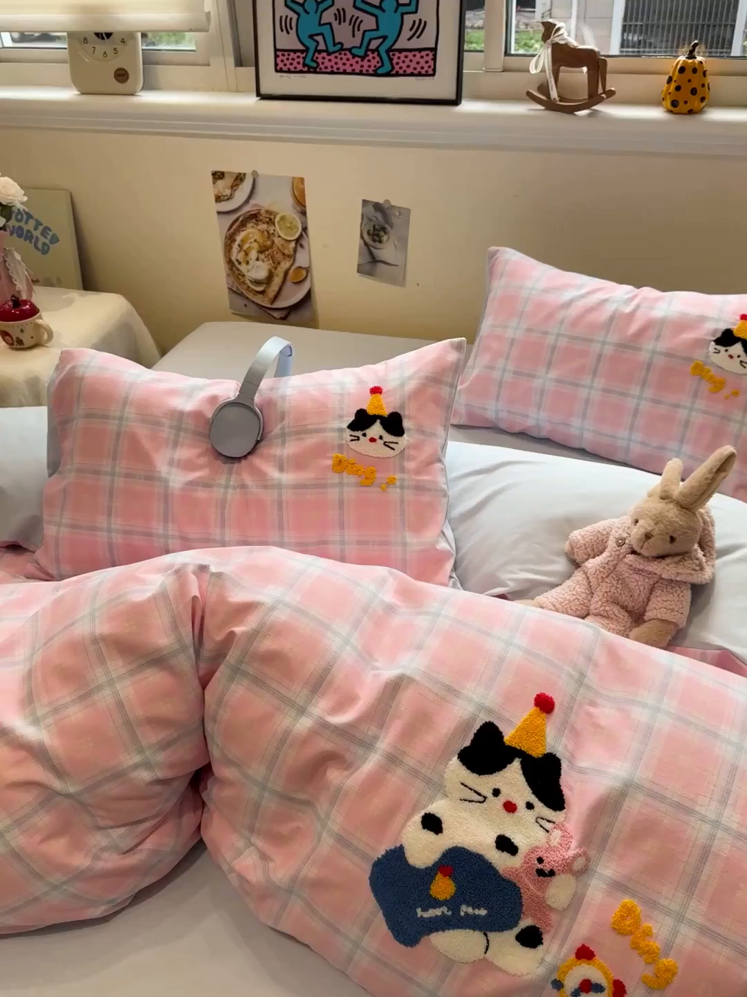 91家纺网 家纺一手货源 找家纺 觅糖家纺 2025新款全棉磨毛原创毛巾绣系列四件套 粉格子小猫