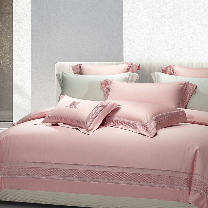 91家纺网 家纺一手货源 找家纺 诗黛尔 2025秋冬新款长绒棉刺绣四件套-罗意威系列 落樱粉