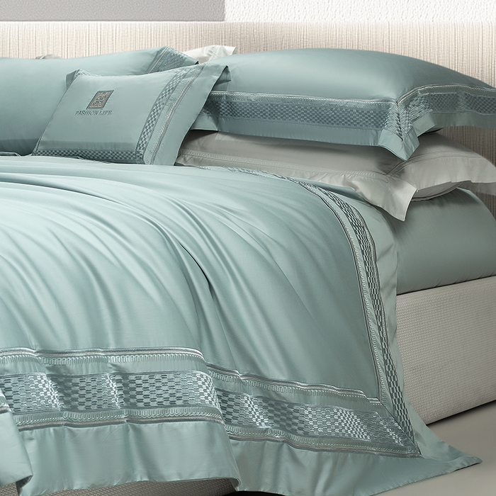 91家纺网 家纺一手货源 找家纺 诗黛尔 2025秋冬新款长绒棉刺绣四件套-罗意威系列 水晶蓝