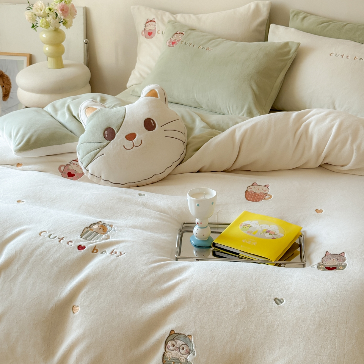 91家纺网 家纺一手货源 找家纺 FORTWO家纺原创设计（FOR TWO家纺） 2025新款230克牛奶绒绣花小清新四件套 咖啡猫