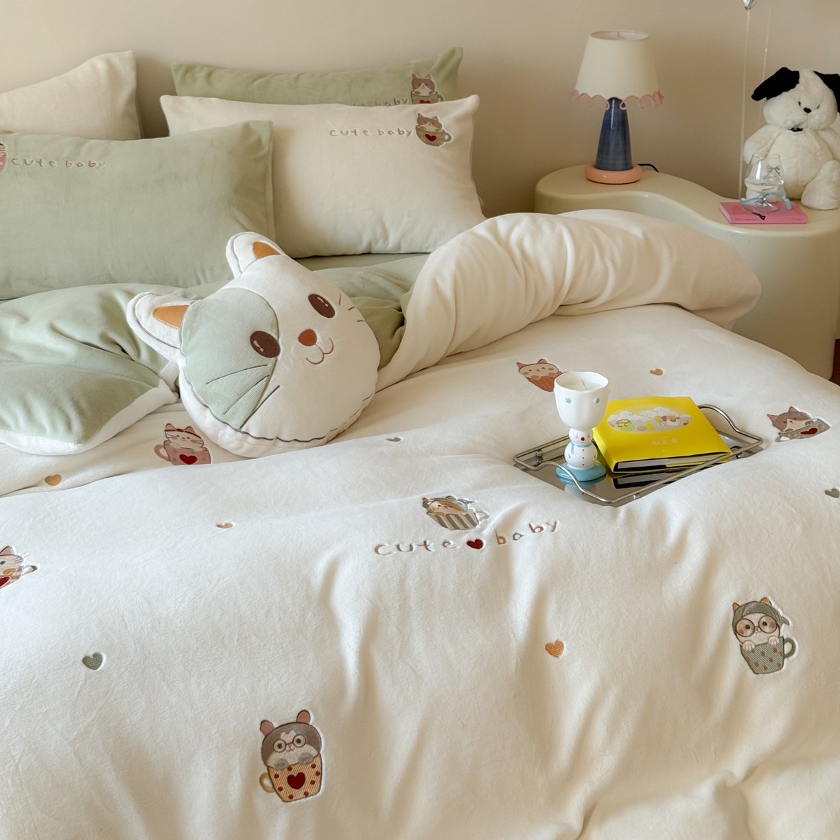 91家纺网 家纺一手货源 找家纺 FORTWO家纺原创设计（FOR TWO家纺） 2025新款230克牛奶绒绣花小清新四件套 咖啡猫