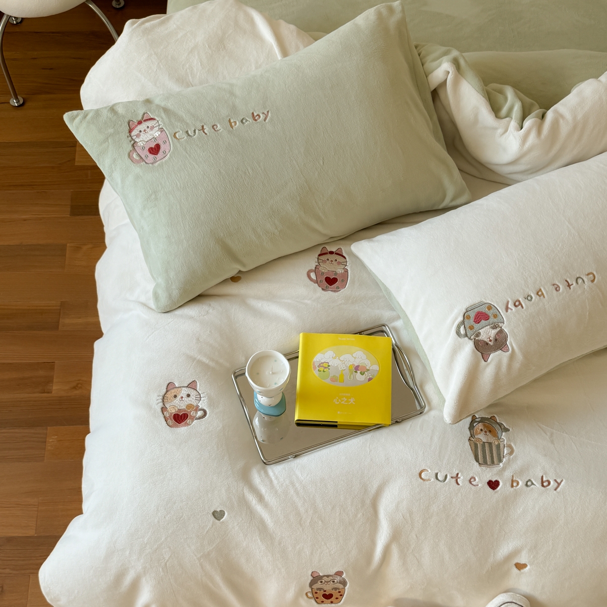 91家纺网 家纺一手货源 找家纺 FORTWO家纺原创设计（FOR TWO家纺） 2025新款230克牛奶绒绣花小清新四件套 咖啡猫