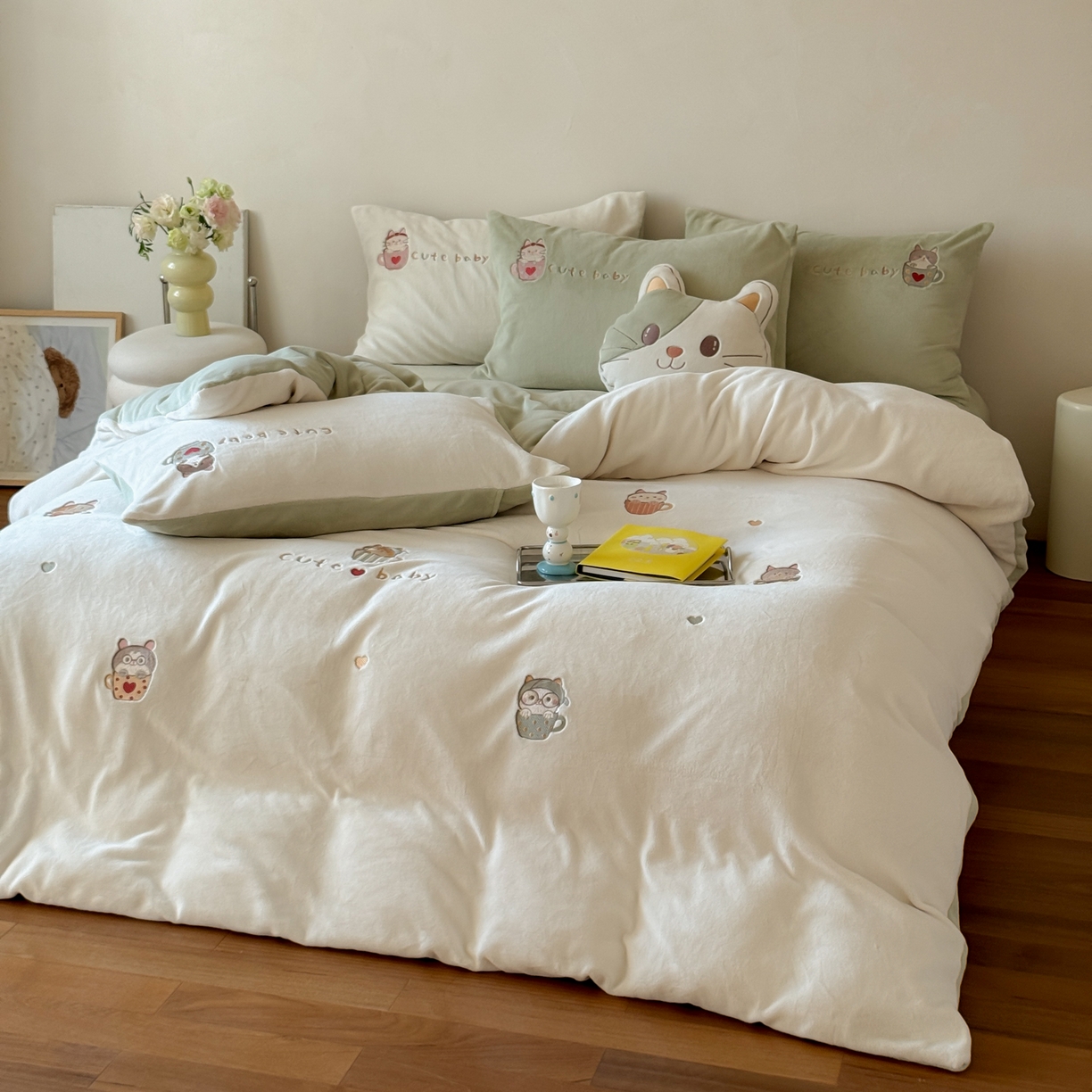 91家纺网 家纺一手货源 找家纺 FORTWO家纺原创设计（FOR TWO家纺） 2025新款230克牛奶绒绣花小清新四件套 咖啡猫