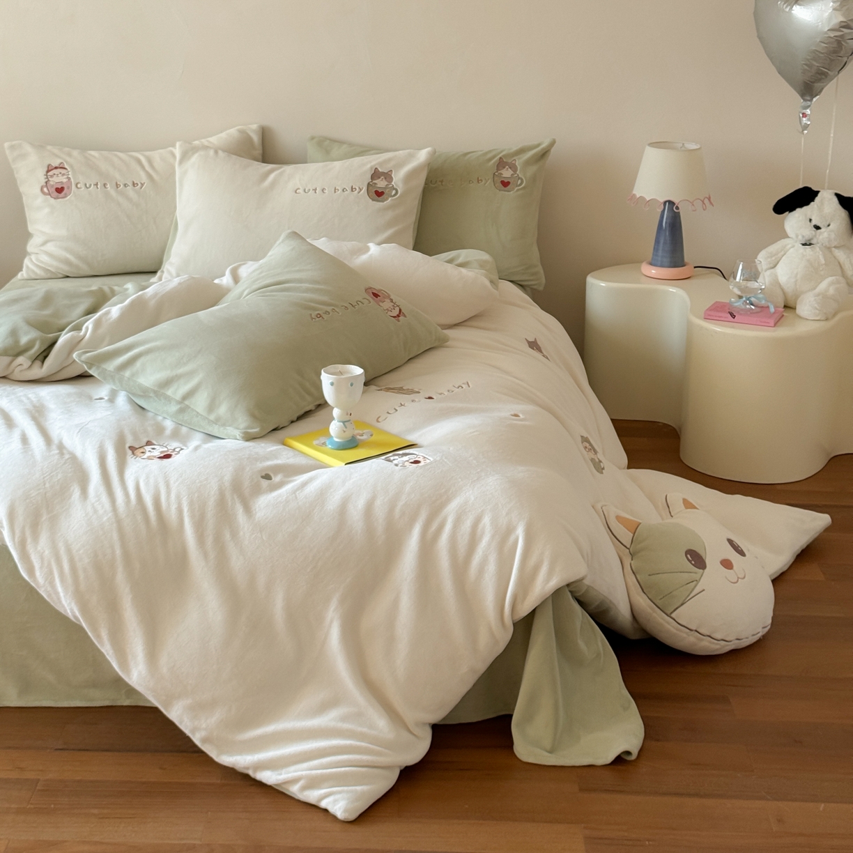 91家纺网 家纺一手货源 找家纺 FORTWO家纺原创设计（FOR TWO家纺） 2025新款230克牛奶绒绣花小清新四件套 咖啡猫