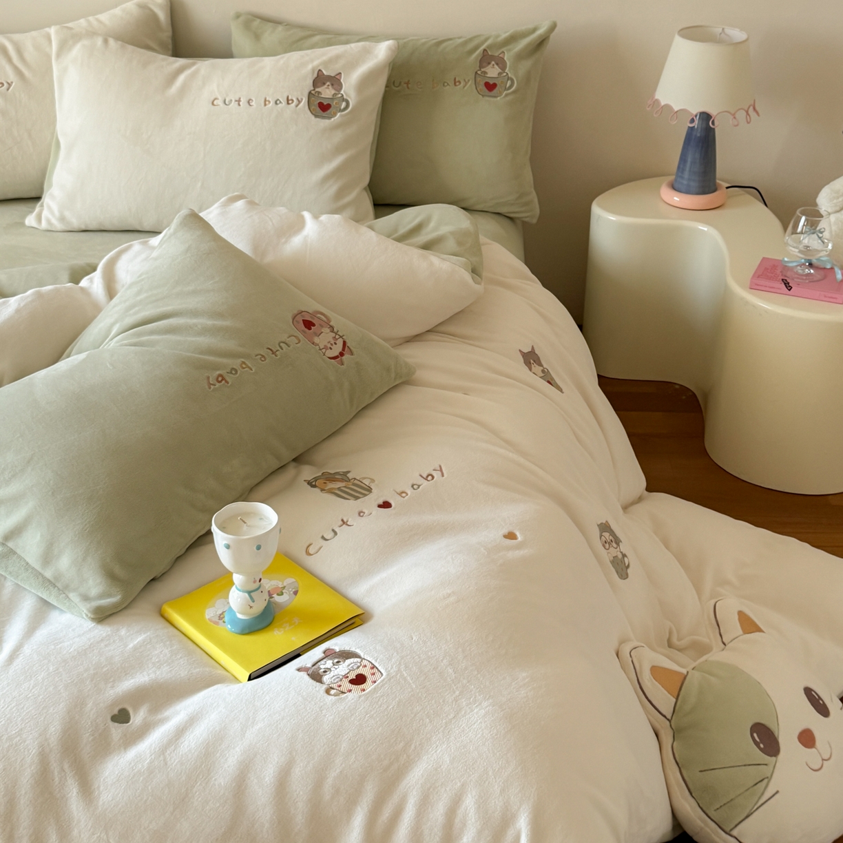 91家纺网 家纺一手货源 找家纺 FORTWO家纺原创设计（FOR TWO家纺） 2025新款230克牛奶绒绣花小清新四件套 咖啡猫