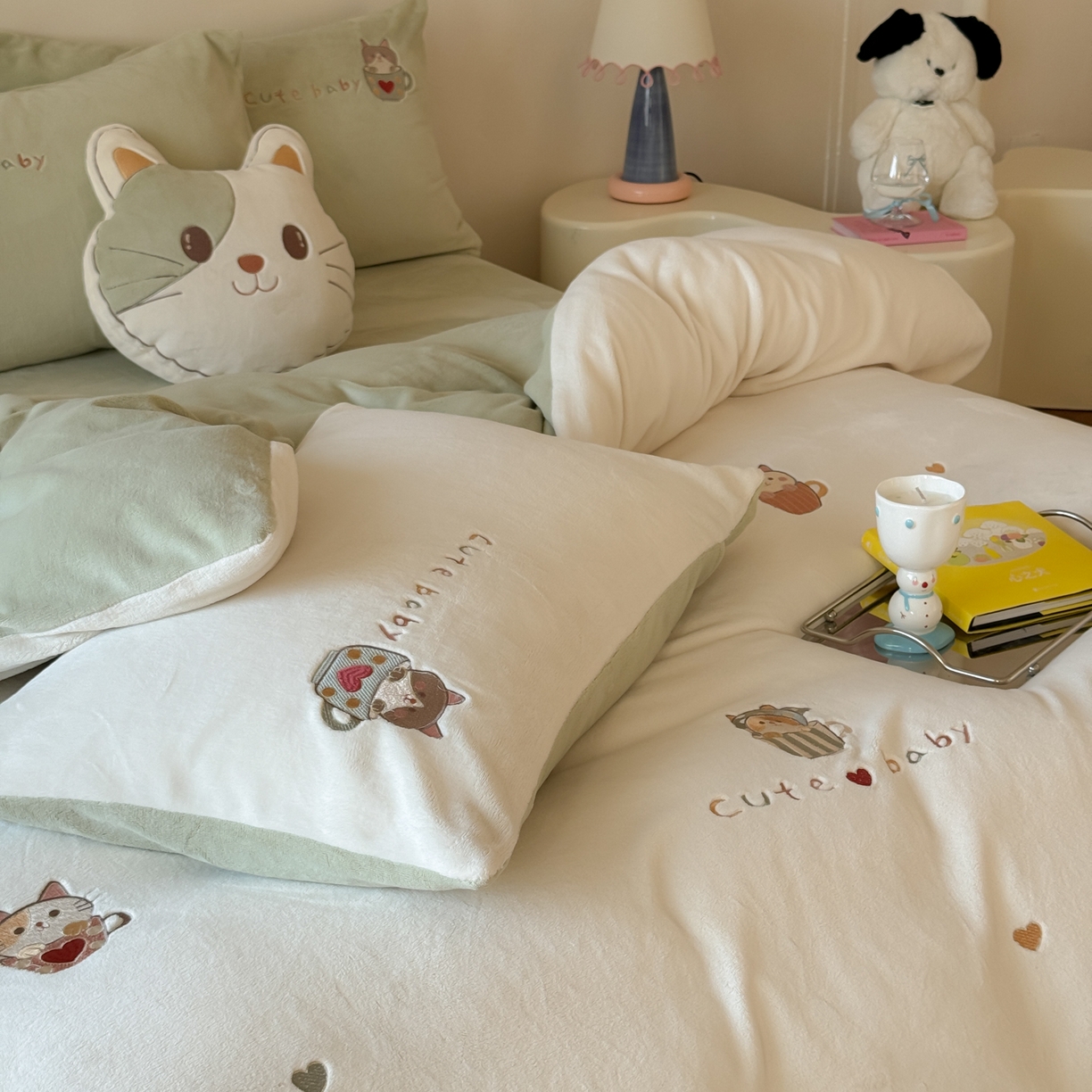 91家纺网 家纺一手货源 找家纺 FORTWO家纺原创设计（FOR TWO家纺） 2025新款230克牛奶绒绣花小清新四件套 咖啡猫