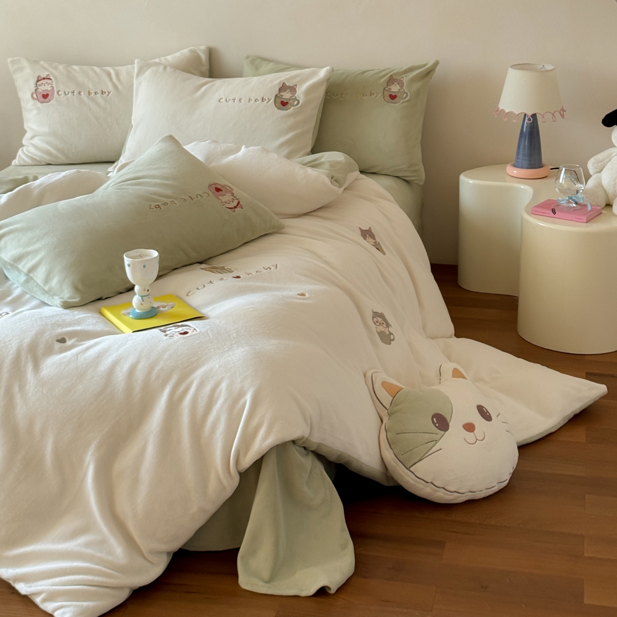 91家纺网 家纺一手货源 找家纺 FORTWO家纺原创设计（FOR TWO家纺） 2025新款230克牛奶绒绣花小清新四件套 咖啡猫