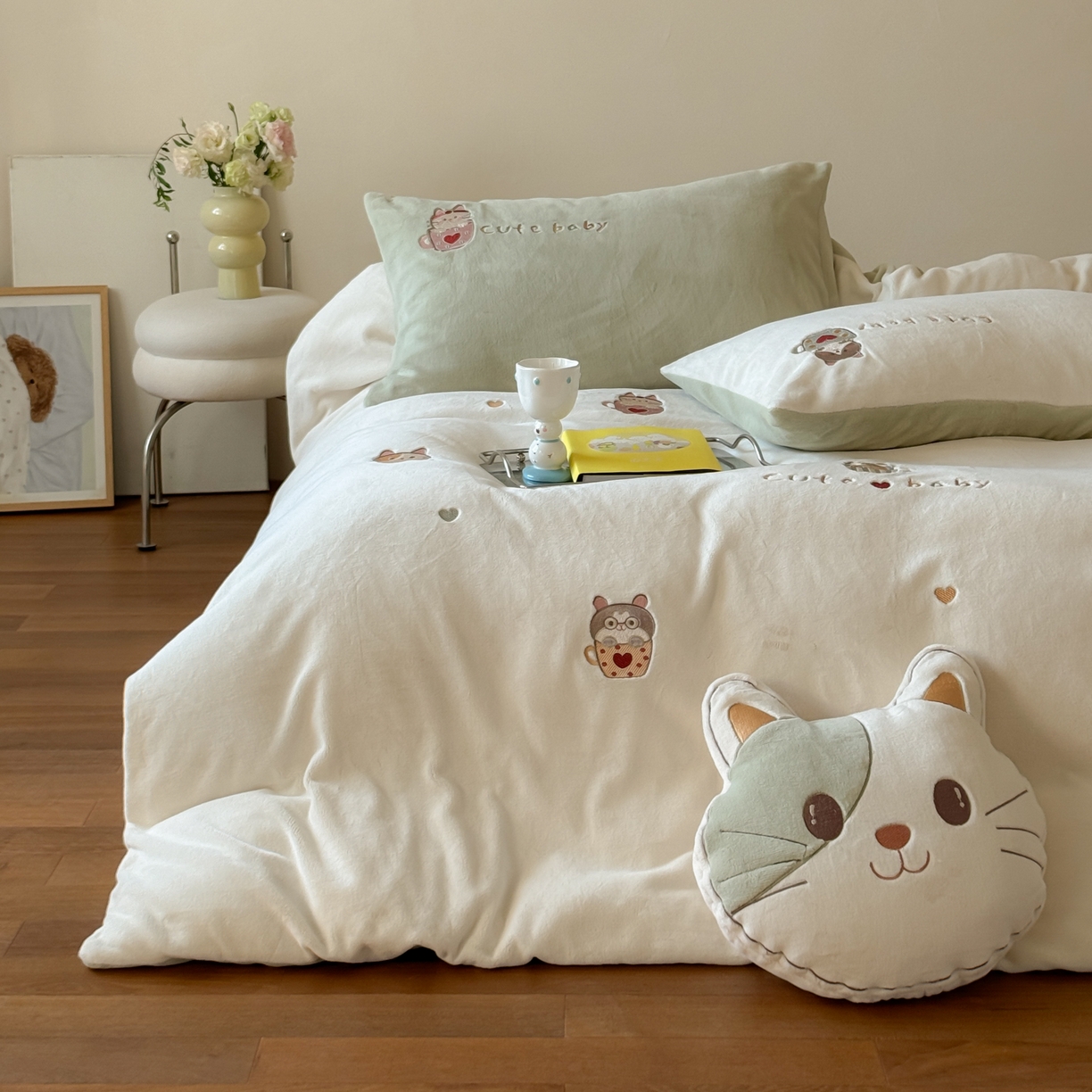91家纺网 家纺一手货源 找家纺 FORTWO家纺原创设计（FOR TWO家纺） 2025新款230克牛奶绒绣花小清新四件套 咖啡猫