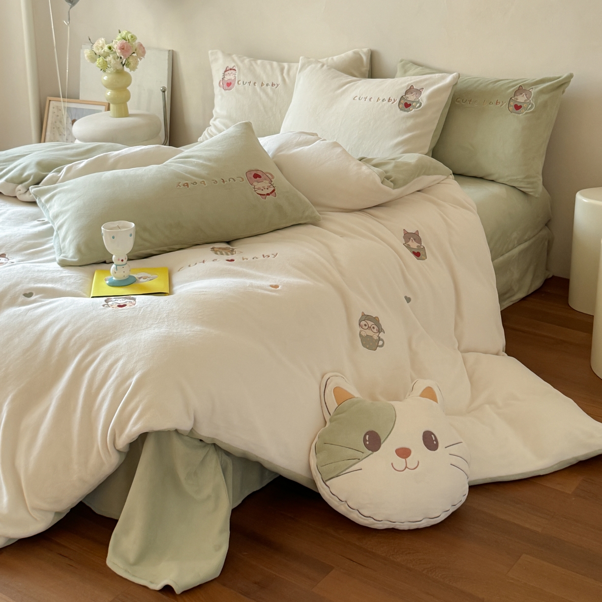 91家纺网 家纺一手货源 找家纺 FORTWO家纺原创设计（FOR TWO家纺） 2025新款230克牛奶绒绣花小清新四件套 咖啡猫