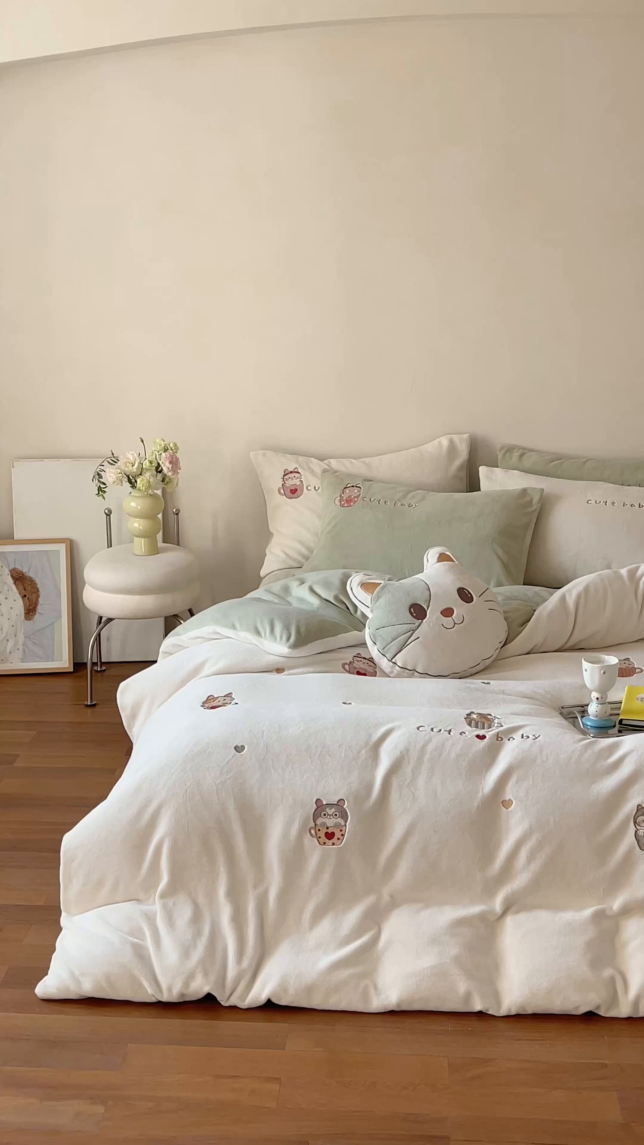 91家纺网 家纺一手货源 找家纺 FORTWO家纺原创设计（FOR TWO家纺） 2025新款230克牛奶绒绣花小清新四件套 咖啡猫