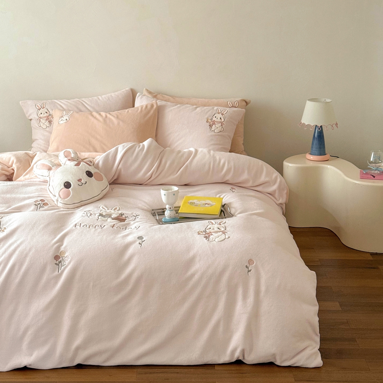 91家纺网 家纺一手货源 找家纺 FORTWO家纺原创设计（FOR TWO家纺） 2025新款230克牛奶绒绣花小清新四件套 小萌兔