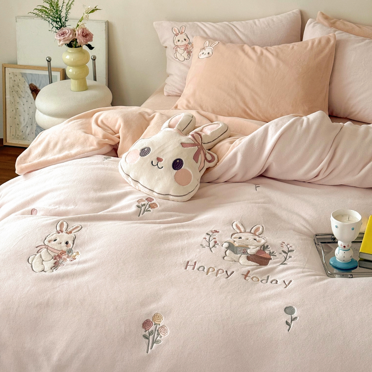 91家纺网 家纺一手货源 找家纺 FORTWO家纺原创设计（FOR TWO家纺） 2025新款230克牛奶绒绣花小清新四件套 小萌兔