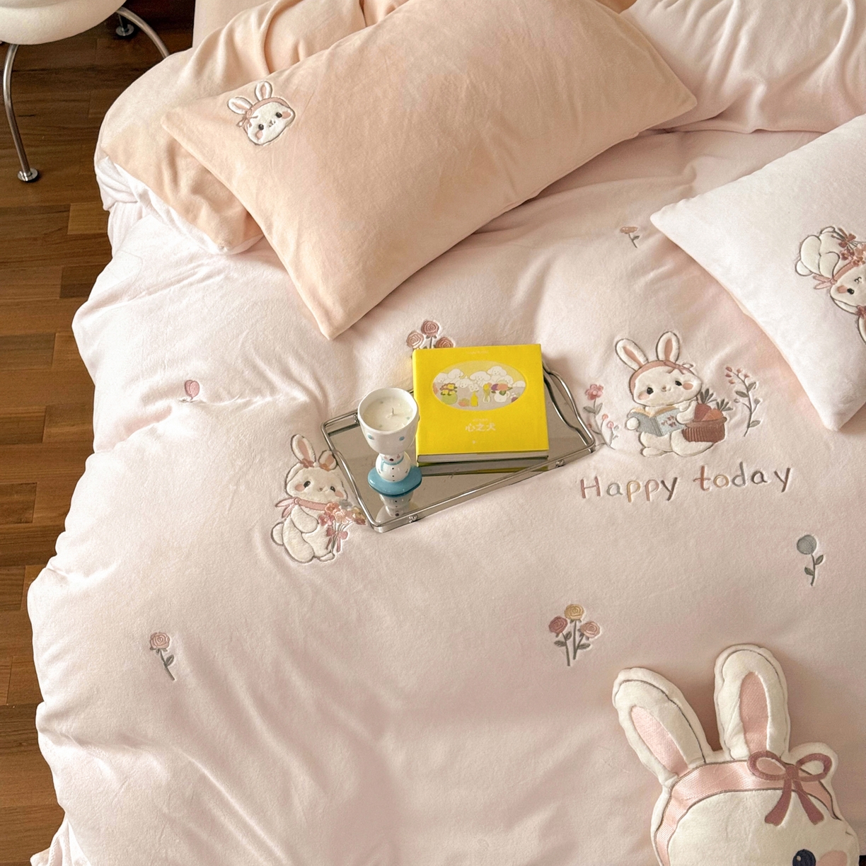 91家纺网 家纺一手货源 找家纺 FORTWO家纺原创设计（FOR TWO家纺） 2025新款230克牛奶绒绣花小清新四件套 小萌兔