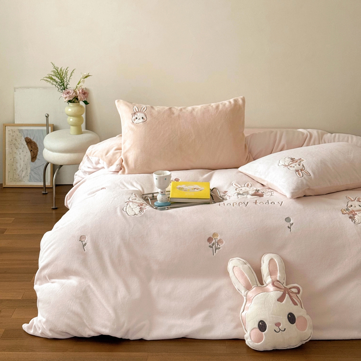 91家纺网 家纺一手货源 找家纺 FORTWO家纺原创设计（FOR TWO家纺） 2025新款230克牛奶绒绣花小清新四件套 小萌兔