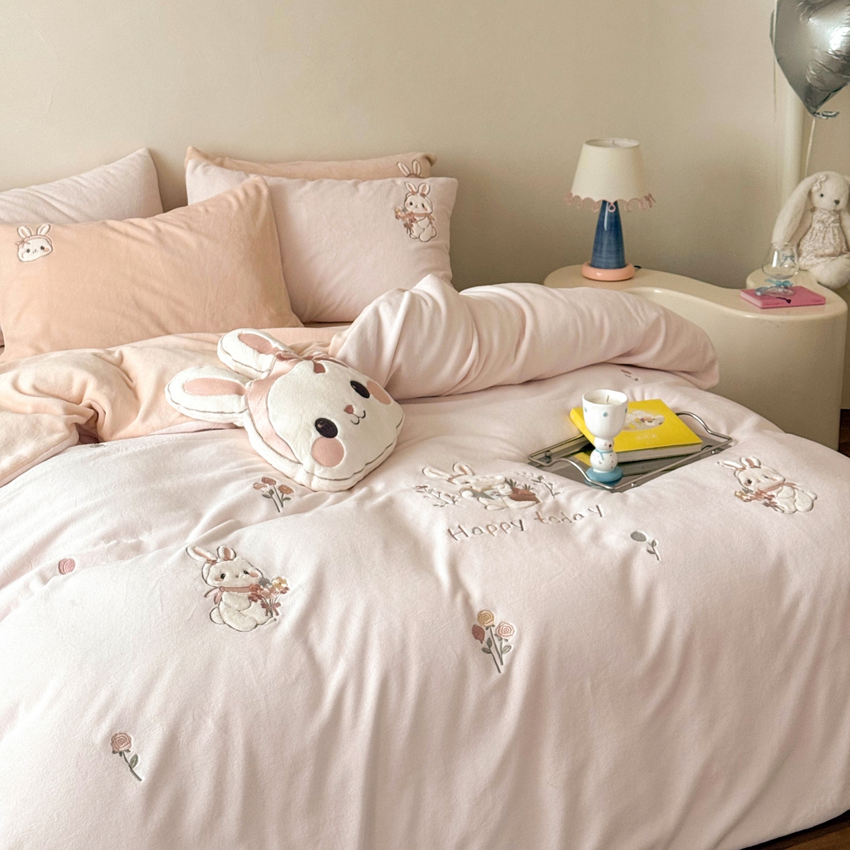 91家纺网 家纺一手货源 找家纺 FORTWO家纺原创设计（FOR TWO家纺） 2025新款230克牛奶绒绣花小清新四件套 小萌兔