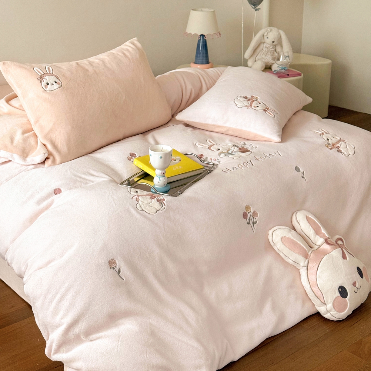91家纺网 家纺一手货源 找家纺 FORTWO家纺原创设计（FOR TWO家纺） 2025新款230克牛奶绒绣花小清新四件套 小萌兔