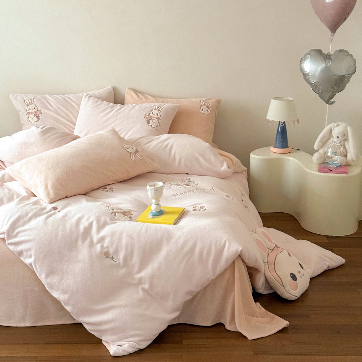 91家纺网 家纺一手货源 找家纺 FORTWO家纺原创设计（FOR TWO家纺） 2025新款230克牛奶绒绣花小清新四件套 小萌兔