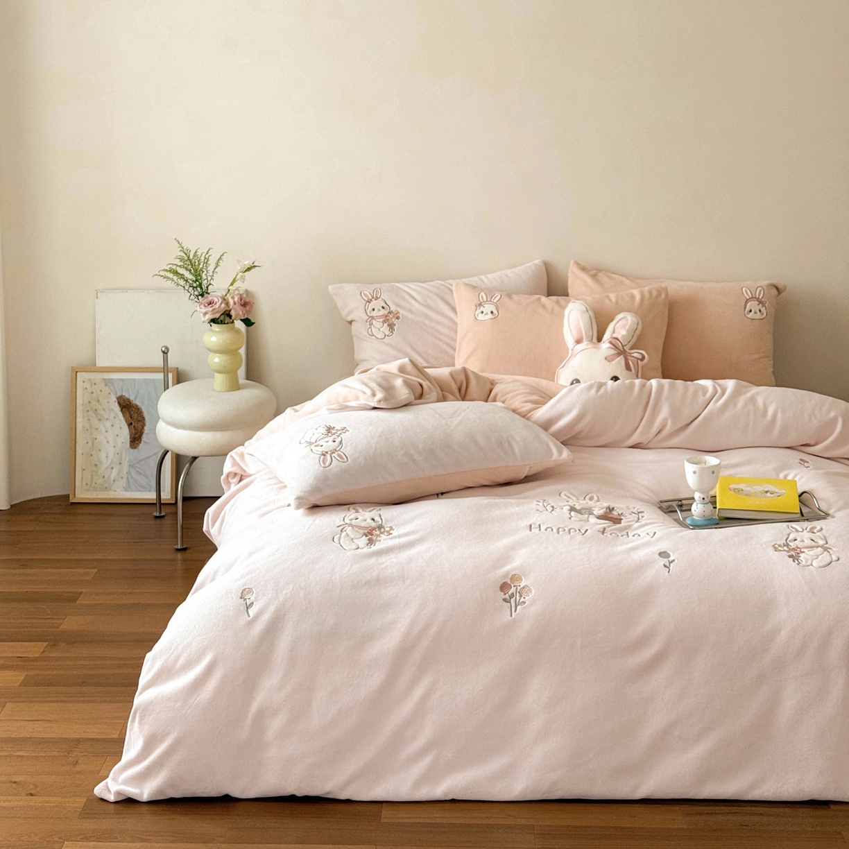 91家纺网 家纺一手货源 找家纺 FORTWO家纺原创设计（FOR TWO家纺） 2025新款230克牛奶绒绣花小清新四件套 小萌兔