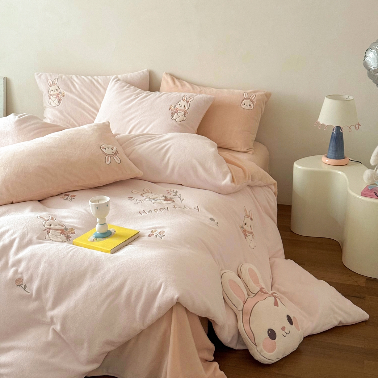 91家纺网 家纺一手货源 找家纺 FORTWO家纺原创设计（FOR TWO家纺） 2025新款230克牛奶绒绣花小清新四件套 小萌兔