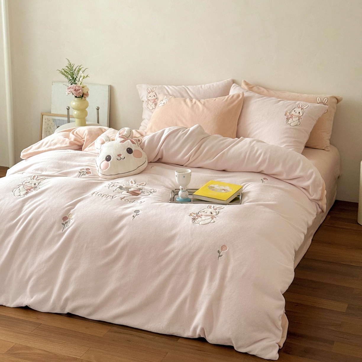 91家纺网 家纺一手货源 找家纺 FORTWO家纺原创设计（FOR TWO家纺） 2025新款230克牛奶绒绣花小清新四件套 小萌兔
