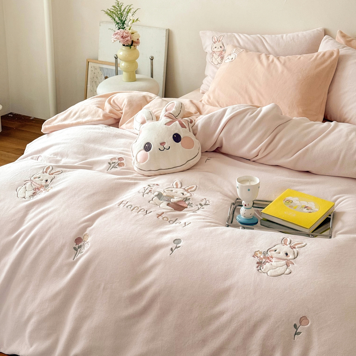 91家纺网 家纺一手货源 找家纺 FORTWO家纺原创设计（FOR TWO家纺） 2025新款230克牛奶绒绣花小清新四件套 小萌兔