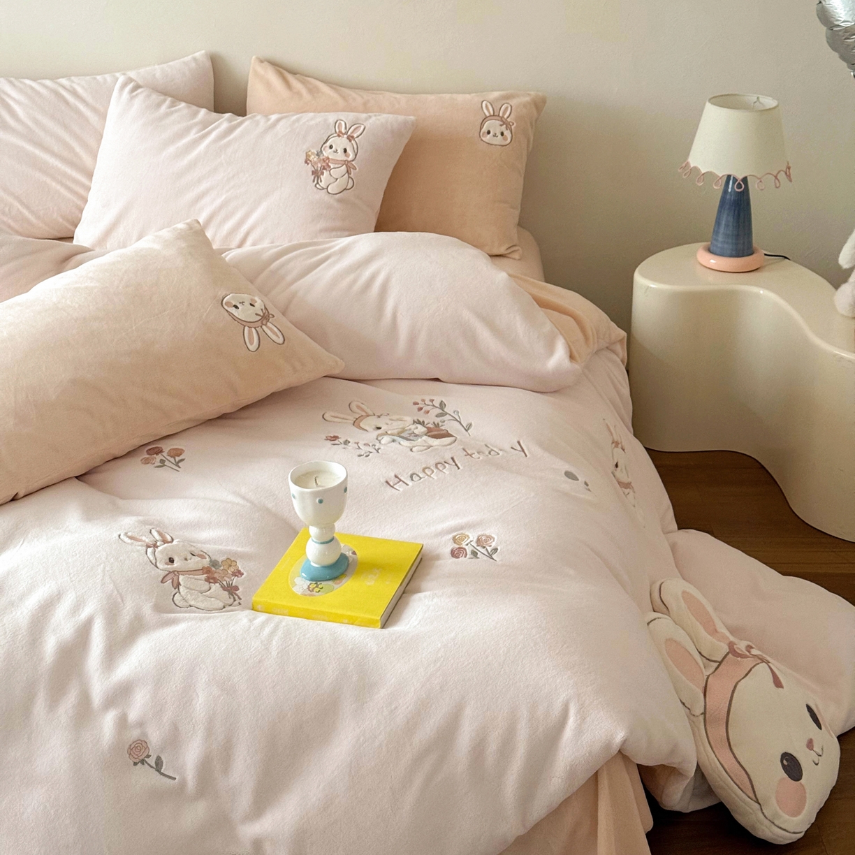 91家纺网 家纺一手货源 找家纺 FORTWO家纺原创设计（FOR TWO家纺） 2025新款230克牛奶绒绣花小清新四件套 小萌兔