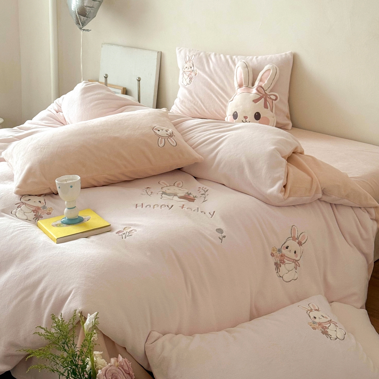 91家纺网 家纺一手货源 找家纺 FORTWO家纺原创设计（FOR TWO家纺） 2025新款230克牛奶绒绣花小清新四件套 小萌兔