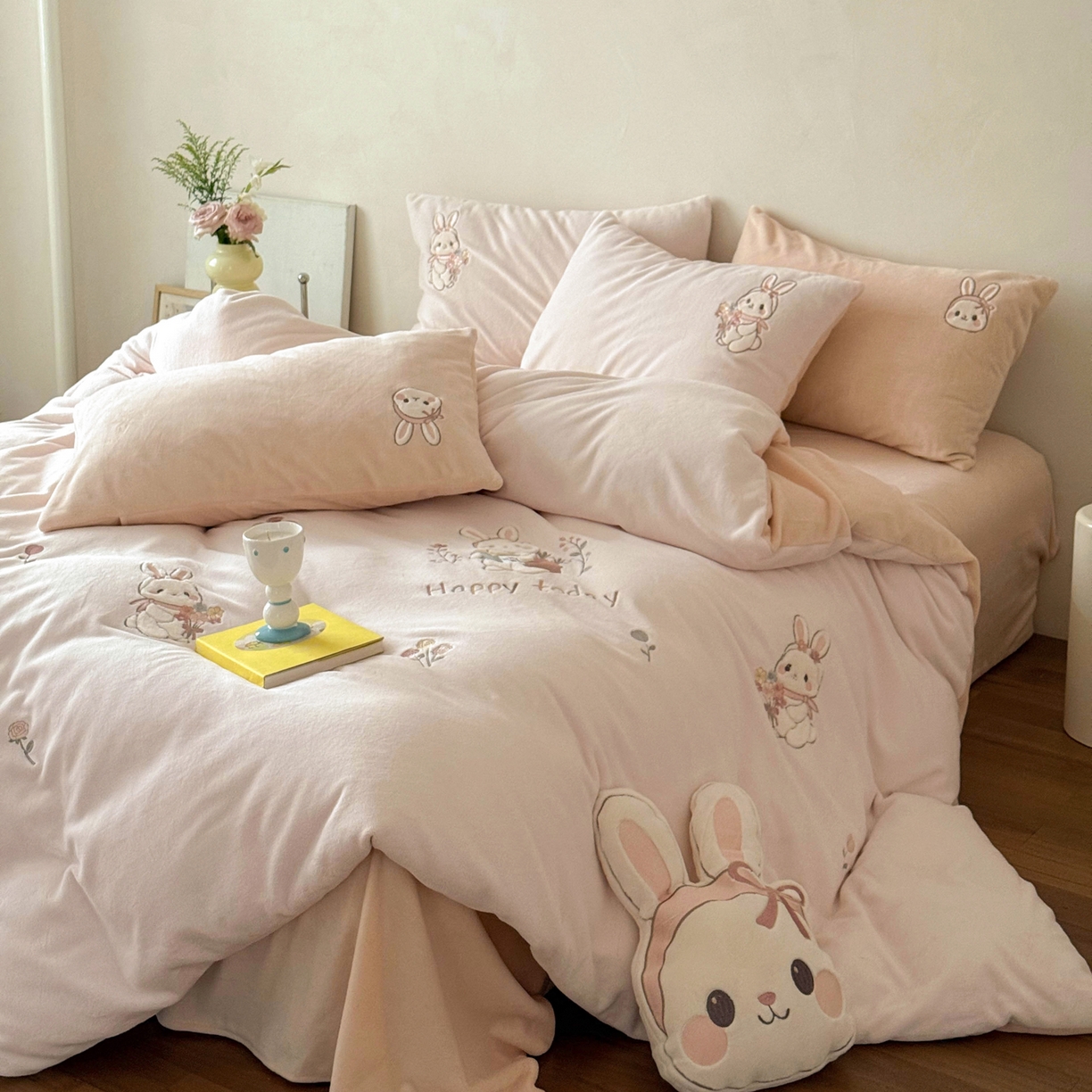 91家纺网 家纺一手货源 找家纺 FORTWO家纺原创设计（FOR TWO家纺） 2025新款230克牛奶绒绣花小清新四件套 小萌兔